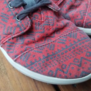 Tom's sneakers size 8